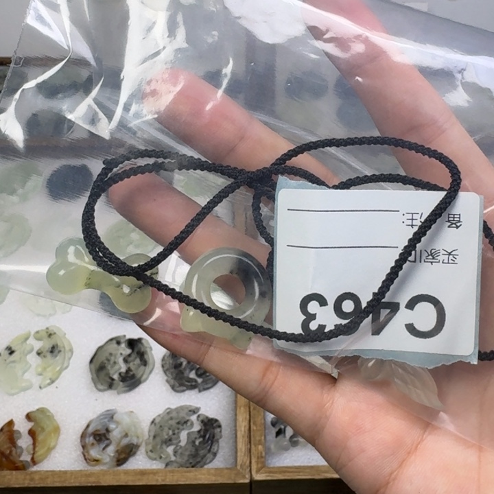 蜡***舅未镶嵌蛇纹石玉项链