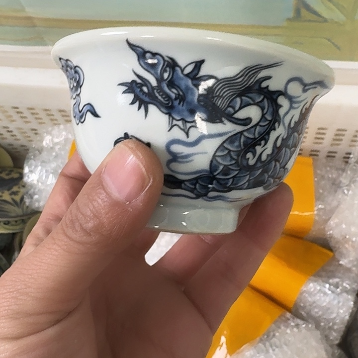 瓷片青花铠甲龙大压手