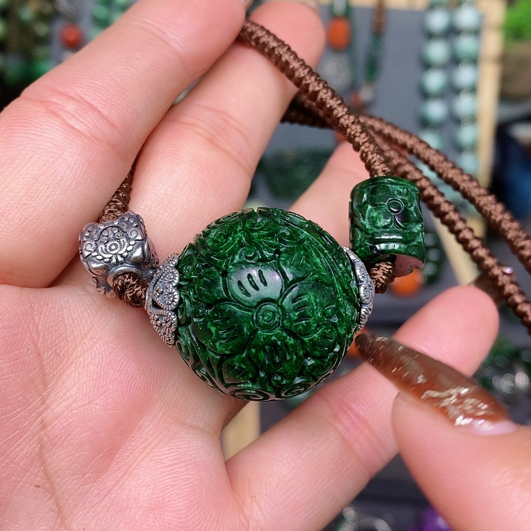 翡翠颈饰未镶嵌漂亮美眉