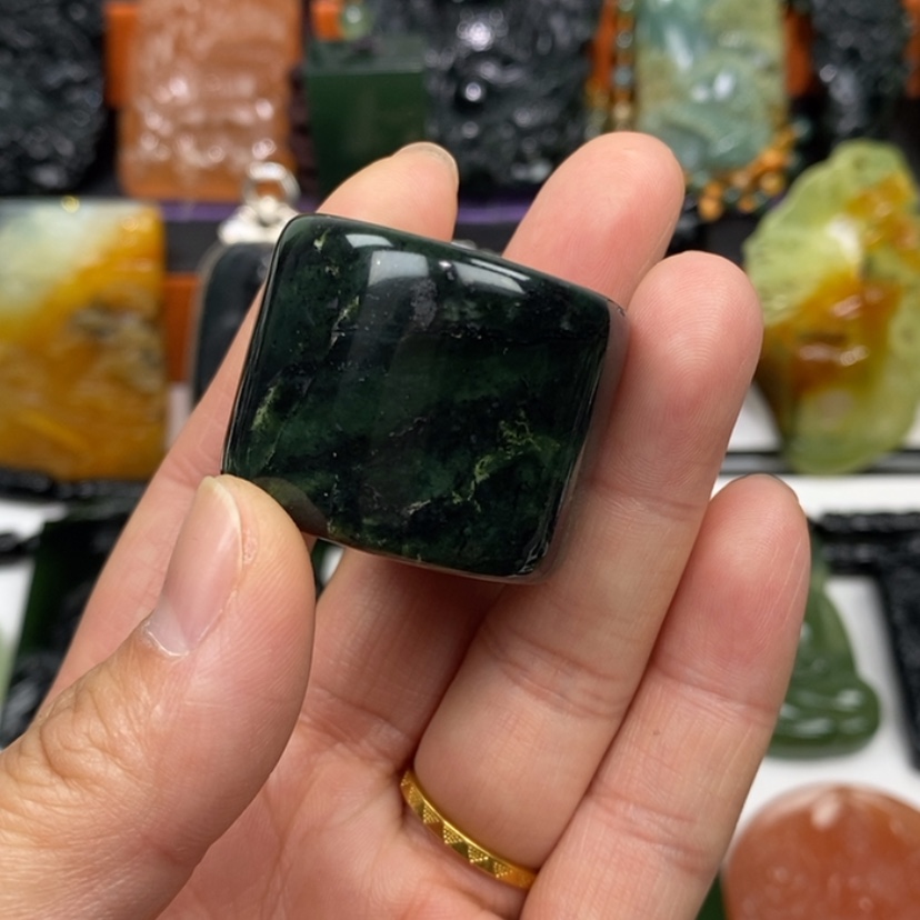 【闪购商品】蛇纹石玉未镶嵌颈饰