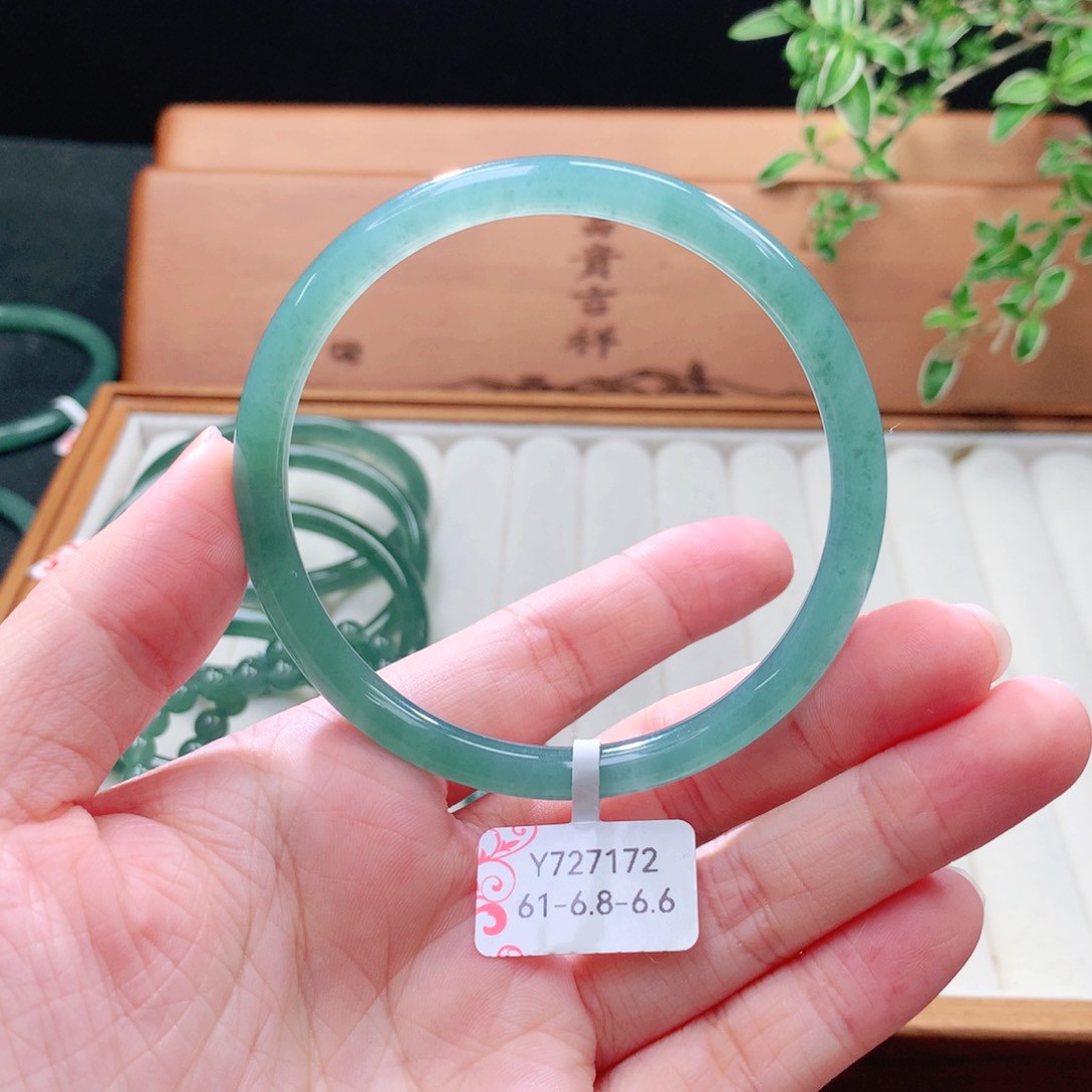 未镶嵌手镯（圆镯）翡翠