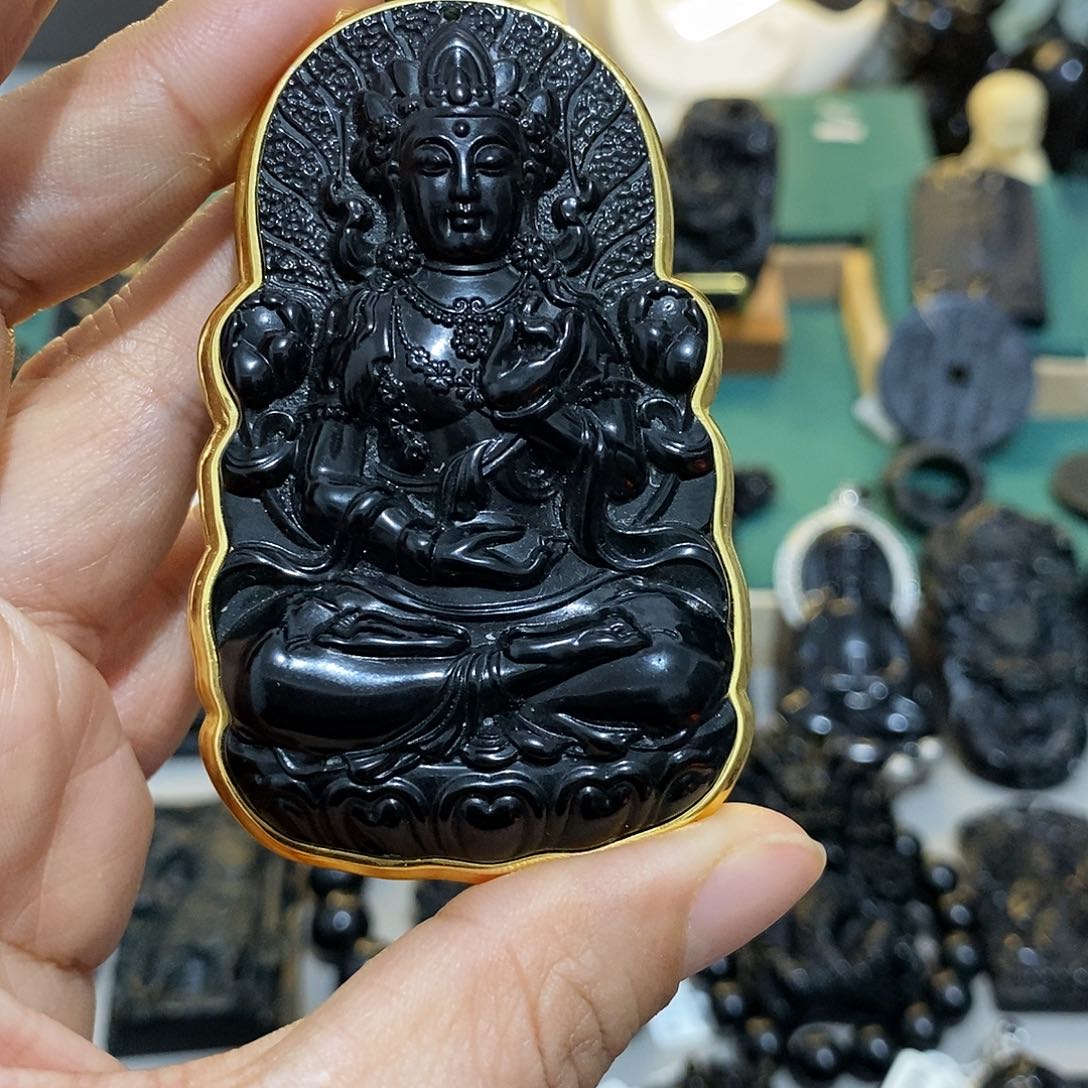 蛇纹石玉颈饰未镶嵌好**.