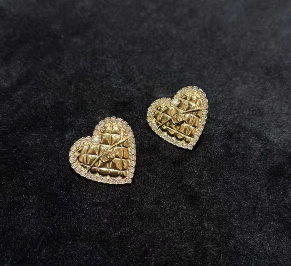 99新 Chanel/香奈儿 GGS香奈儿24A爱心镶钻珍珠金色耳钉/34608129
