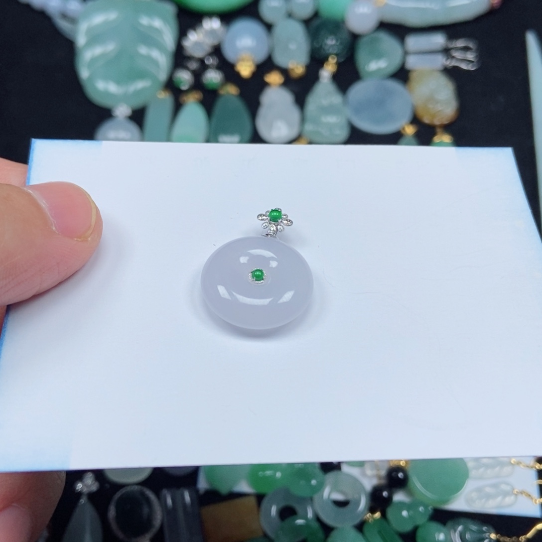 喵***酱翡翠未镶嵌颈饰扣子