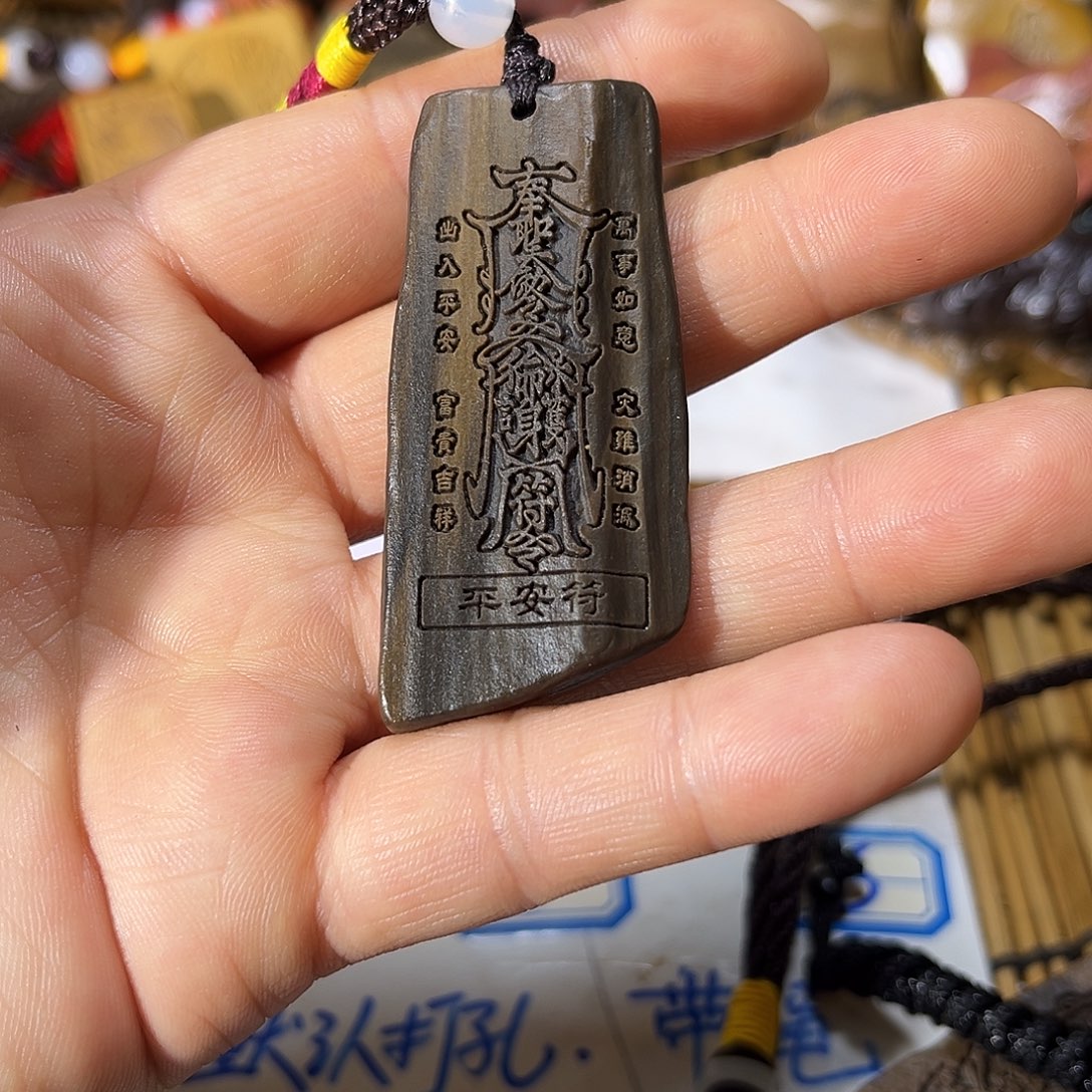 新疆戈壁事雕刻手把件