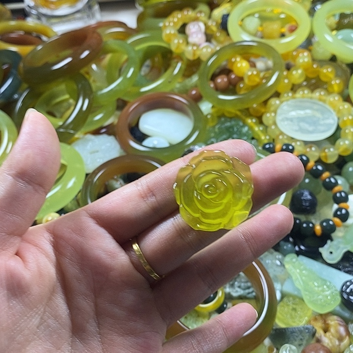 ****岛蛇纹石玉未镶嵌颈饰