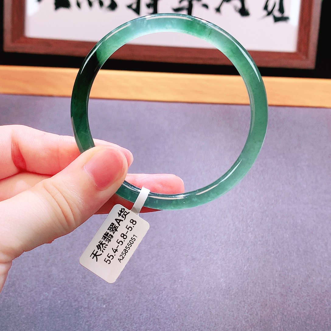 翡翠手镯未镶嵌天然翡翠