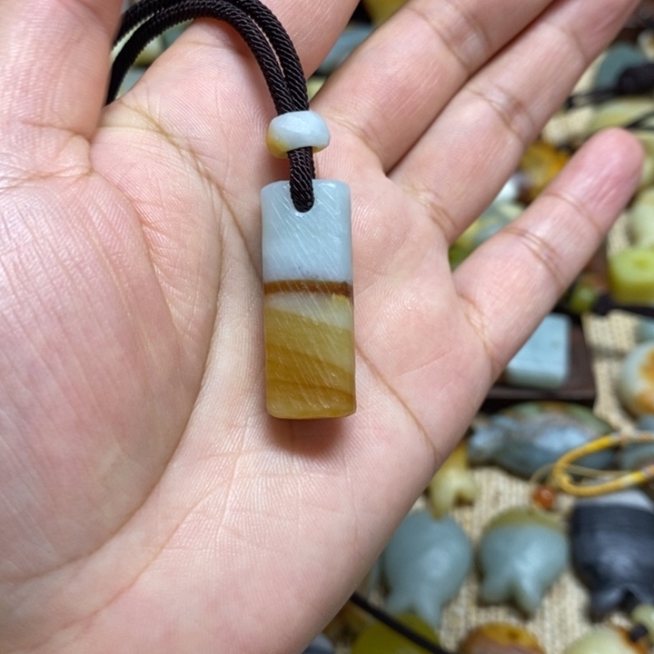 柒***释蛇纹石玉未镶嵌颈饰