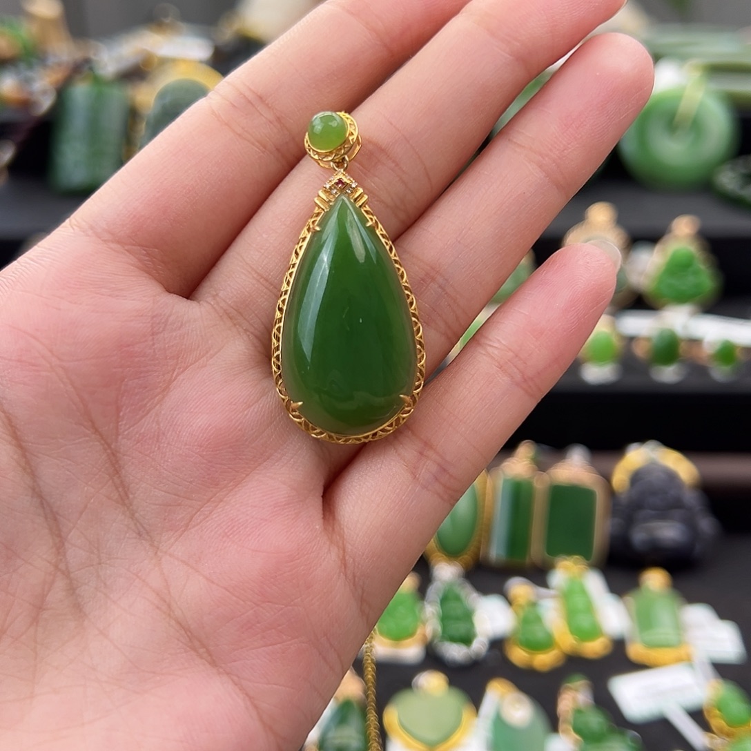 和田玉18K金镶嵌吊坠(不含链)果绿水滴30mm