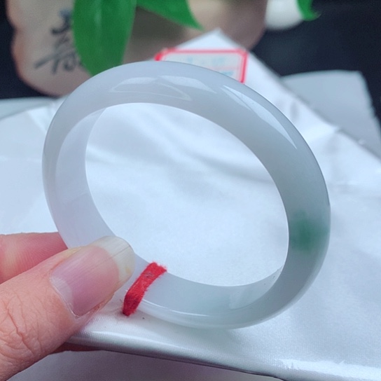 翡翠手镯未镶嵌      贵妃53 白底飘蓝花