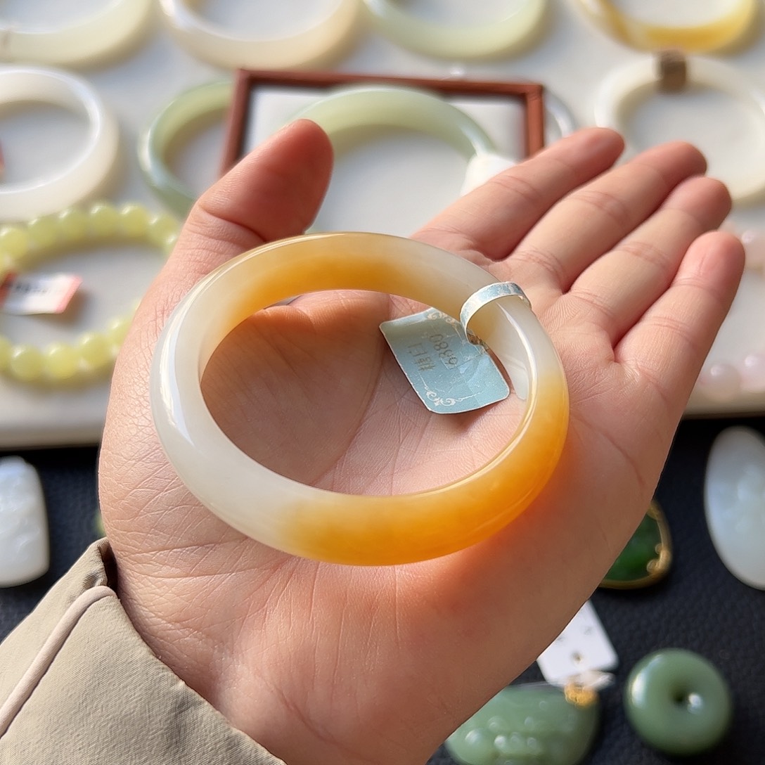 阿****和田玉未镶嵌手镯