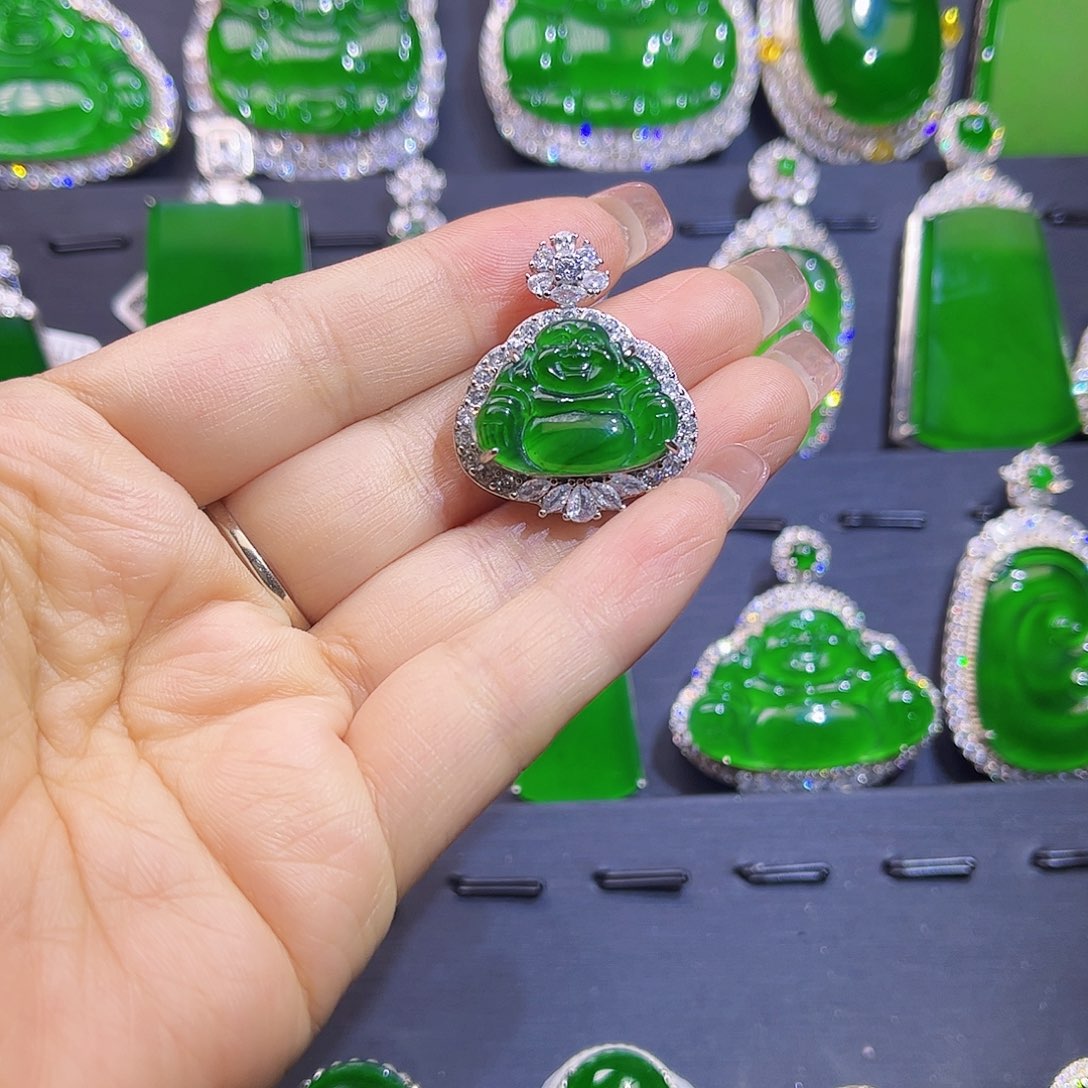 翡翠颈饰未镶嵌佛