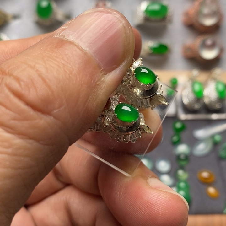 翡翠裸石冰种辣绿耳钉