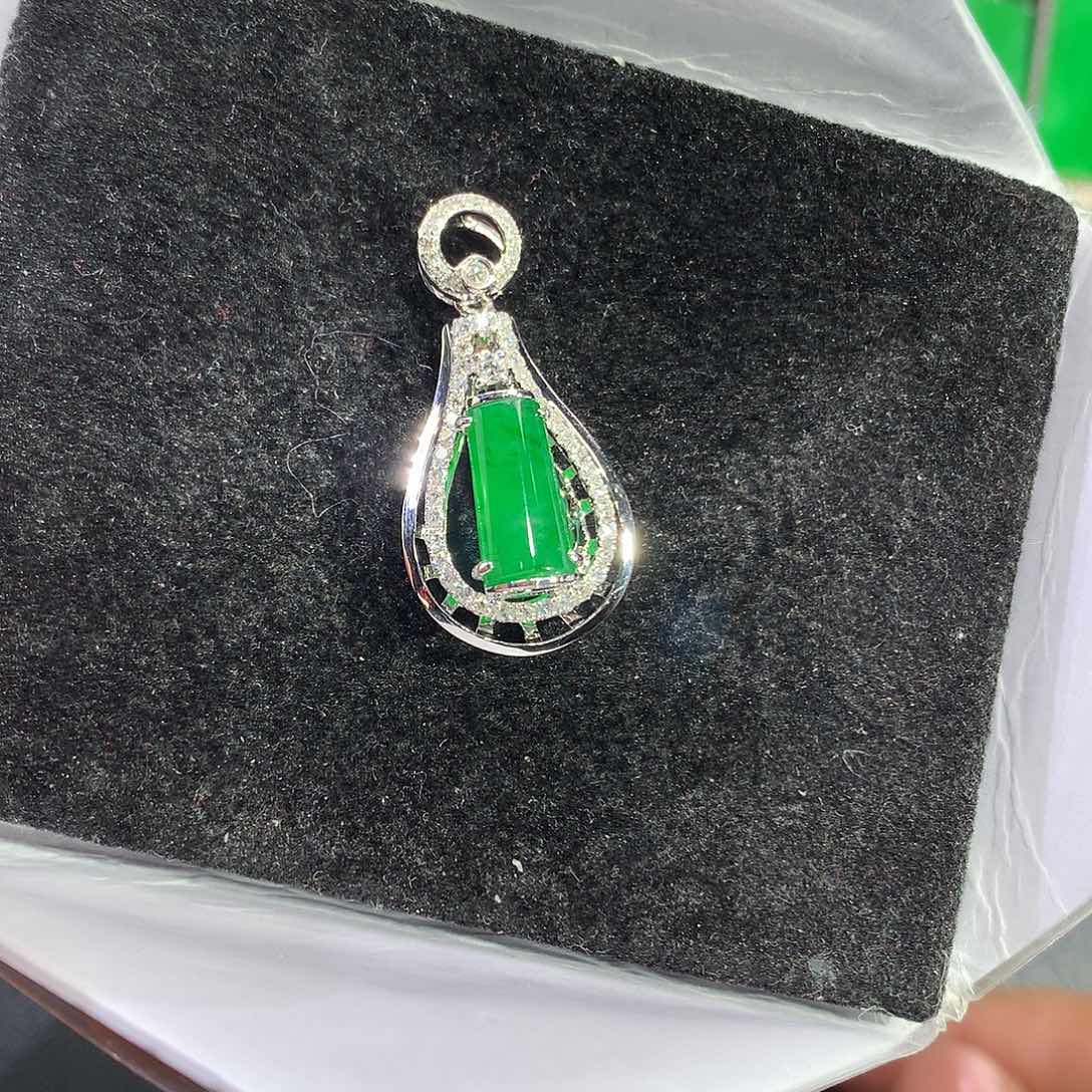 翡翠吊坠(赠链)18K金镶嵌