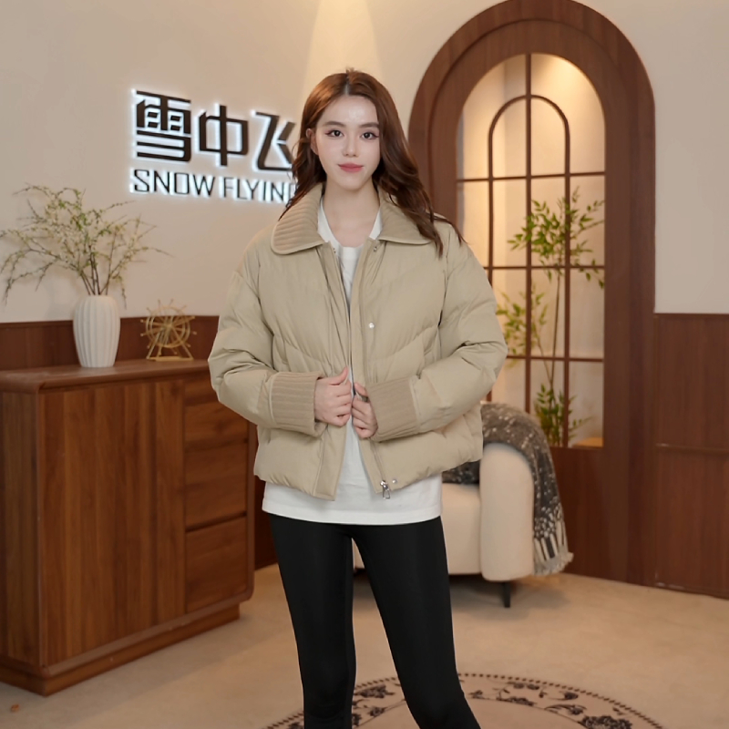 2025年雪中飞轻薄翻领小个子羽绒服纯色冬季短款宽松女装时尚女款