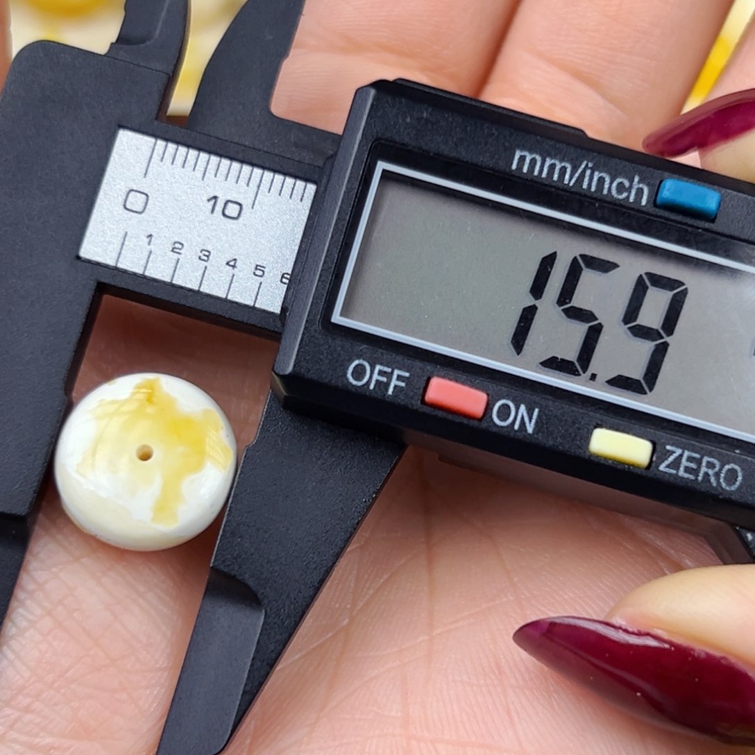 蜜蜡裸石未镶嵌15.9mm瑕疵扣子