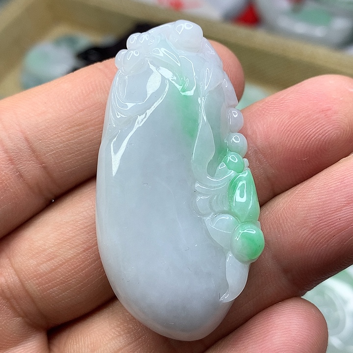 翡翠吊坠(赠链)未镶嵌