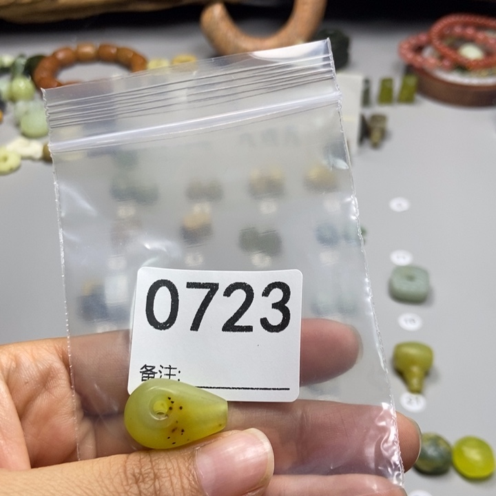 用***9未镶嵌蛇纹石玉颈饰