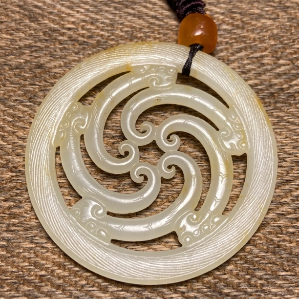 漢，绞丝透雕五龙玉佩