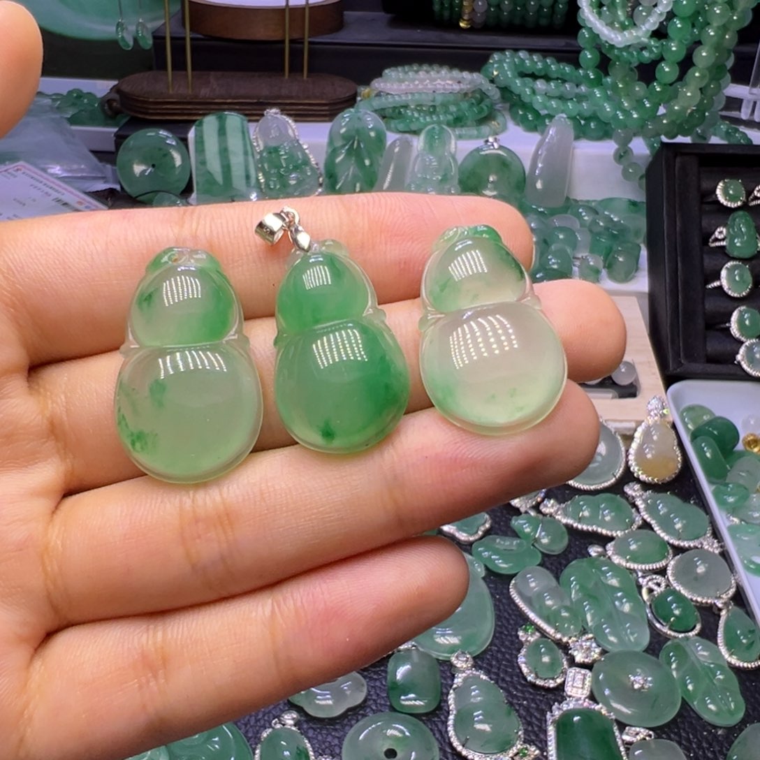 石英质玉（非洲翠）未镶嵌颈饰