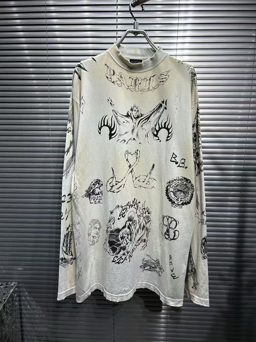 全新未使用 Balenciaga/巴黎世家 24做旧破坏涂鸦白色长袖卫衣1号