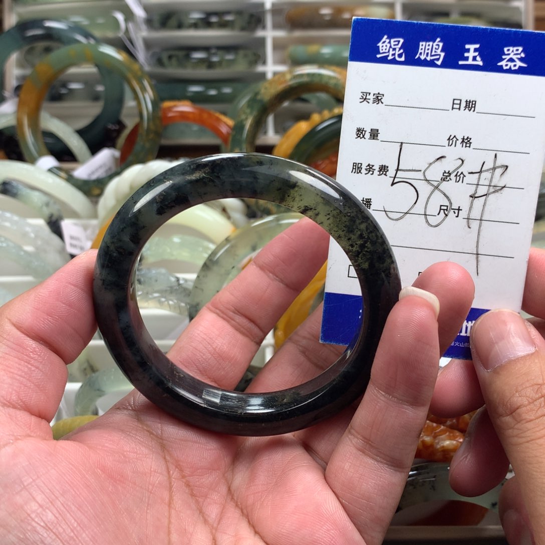蛇纹石玉手镯未镶嵌