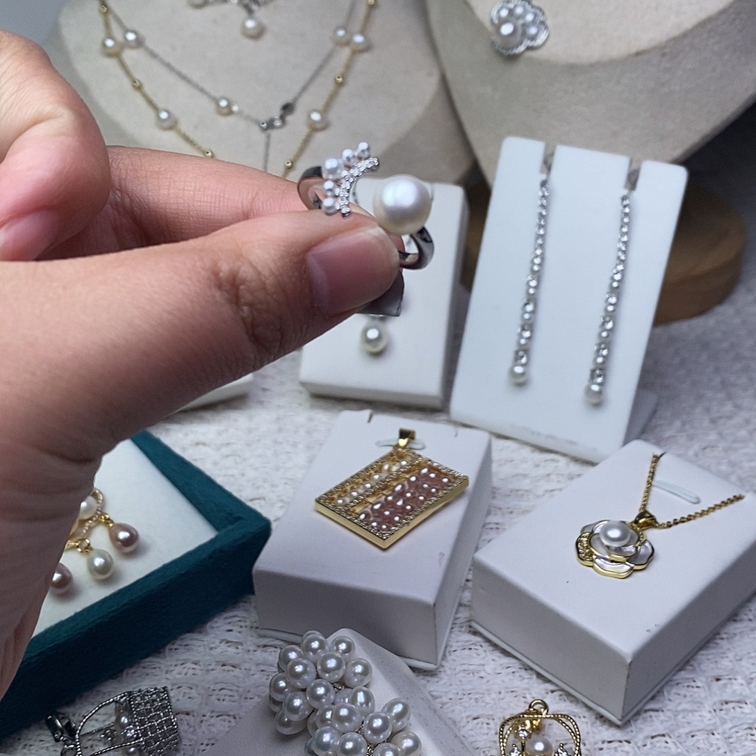 淡水珍珠银S925镶嵌耳饰