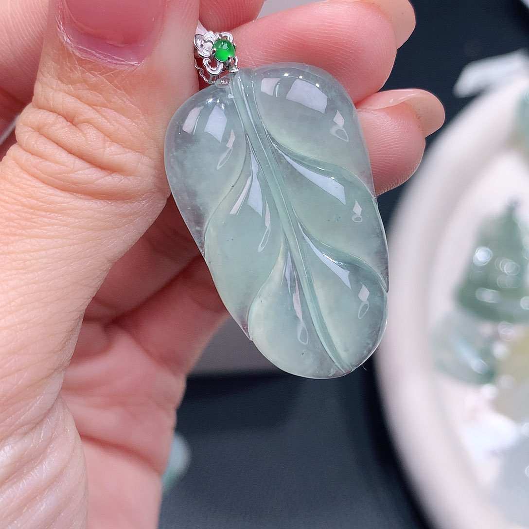 颈饰18K金镶嵌翡翠冰甜绿叶子