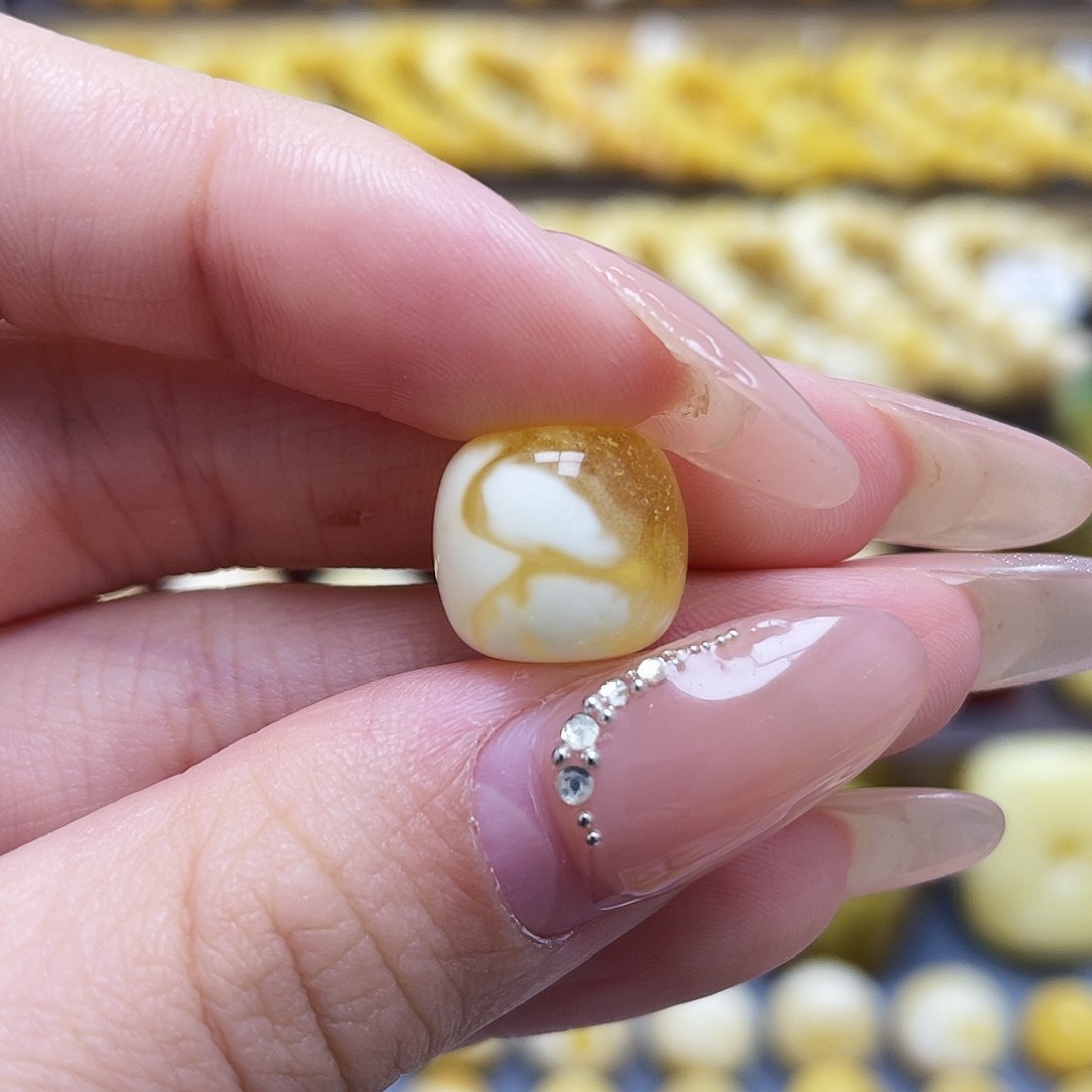 未镶嵌琥珀裸石12.6*11.6mm老型瑕疵