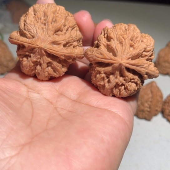 文玩核桃吊坠打粗筋