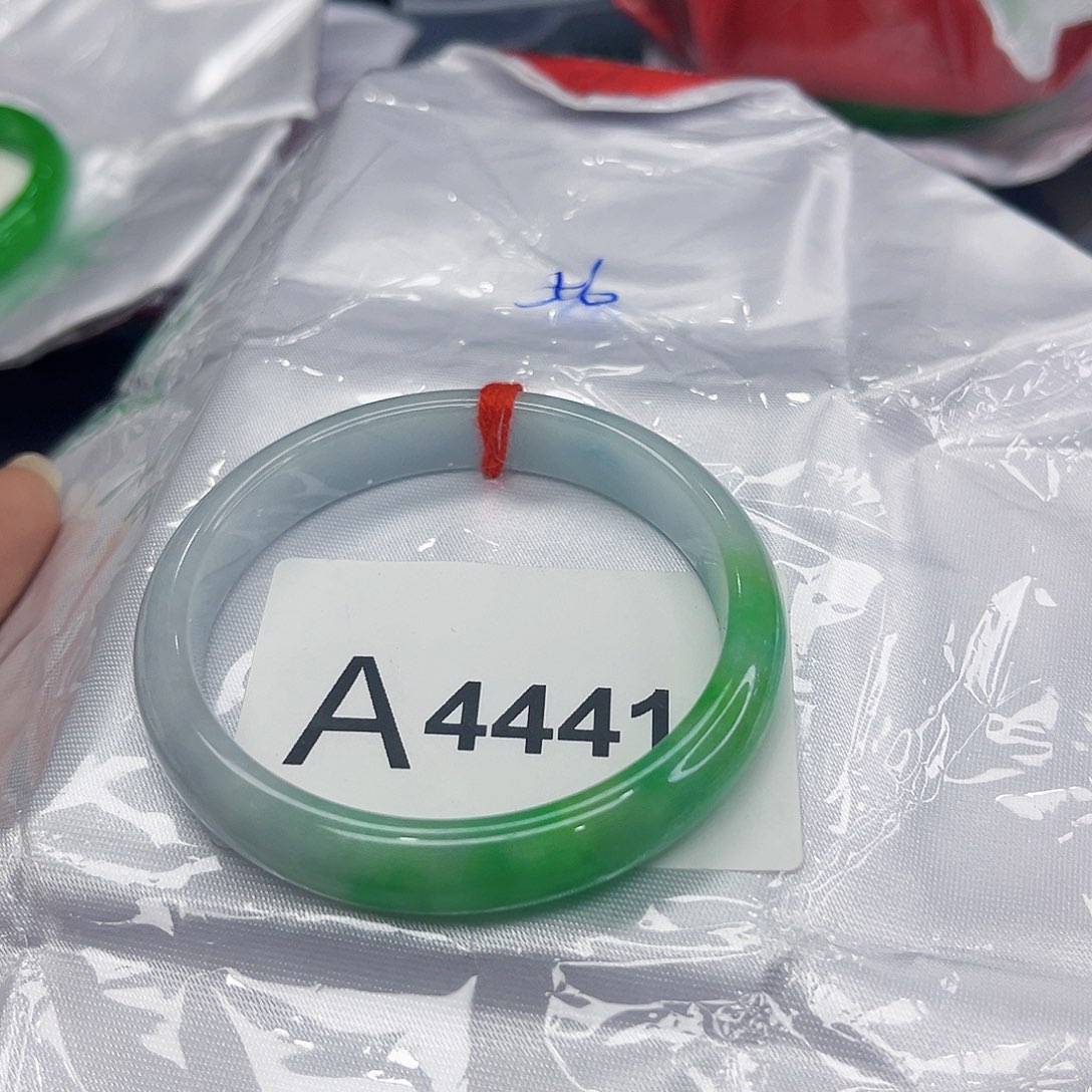 翡翠手镯未镶嵌多样性