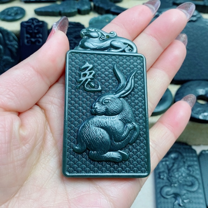 和田玉（青玉）颈饰未镶嵌双面雕刻