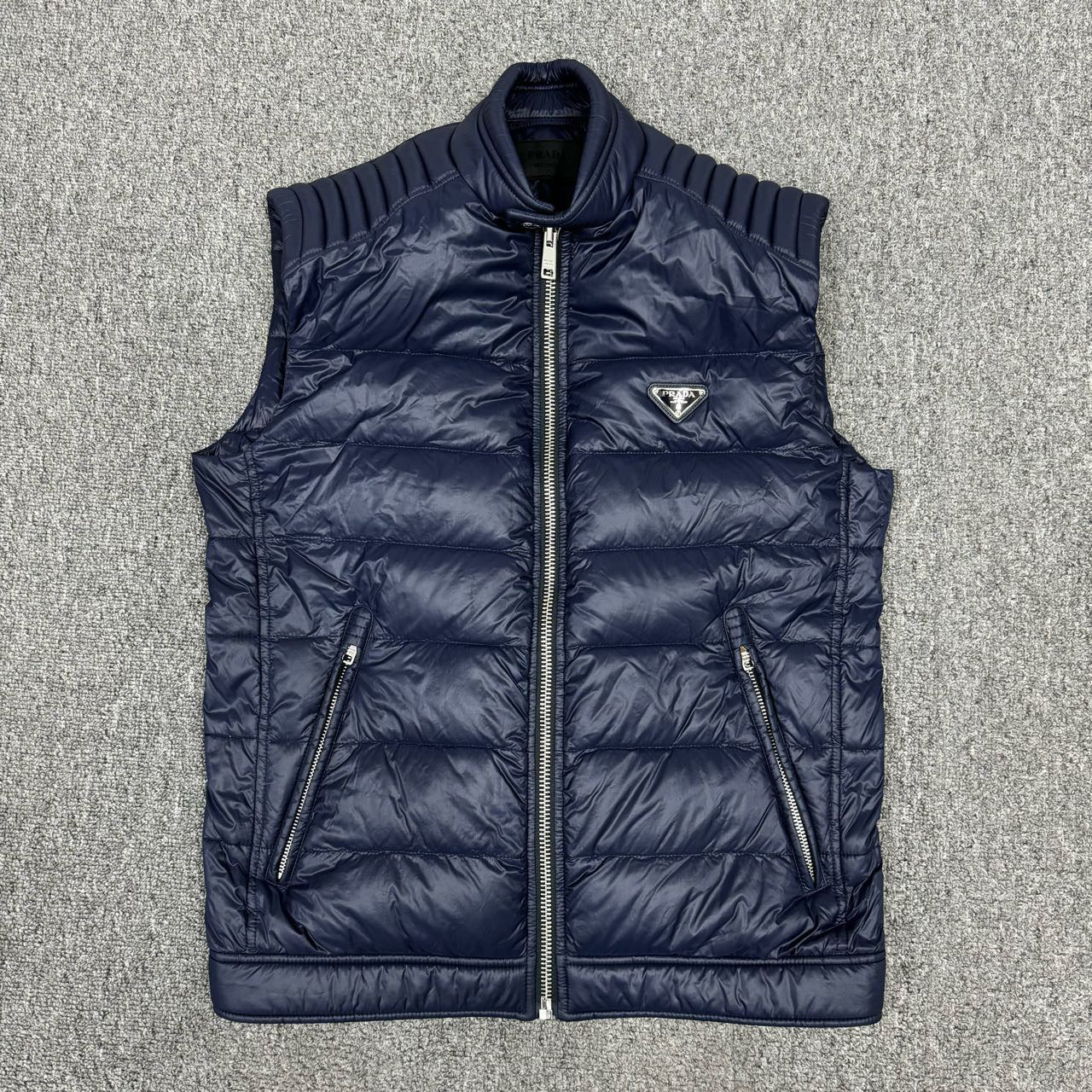 99新 Prada/普拉达 10910095藏蓝色三角标羽绒服背心马甲48码99新