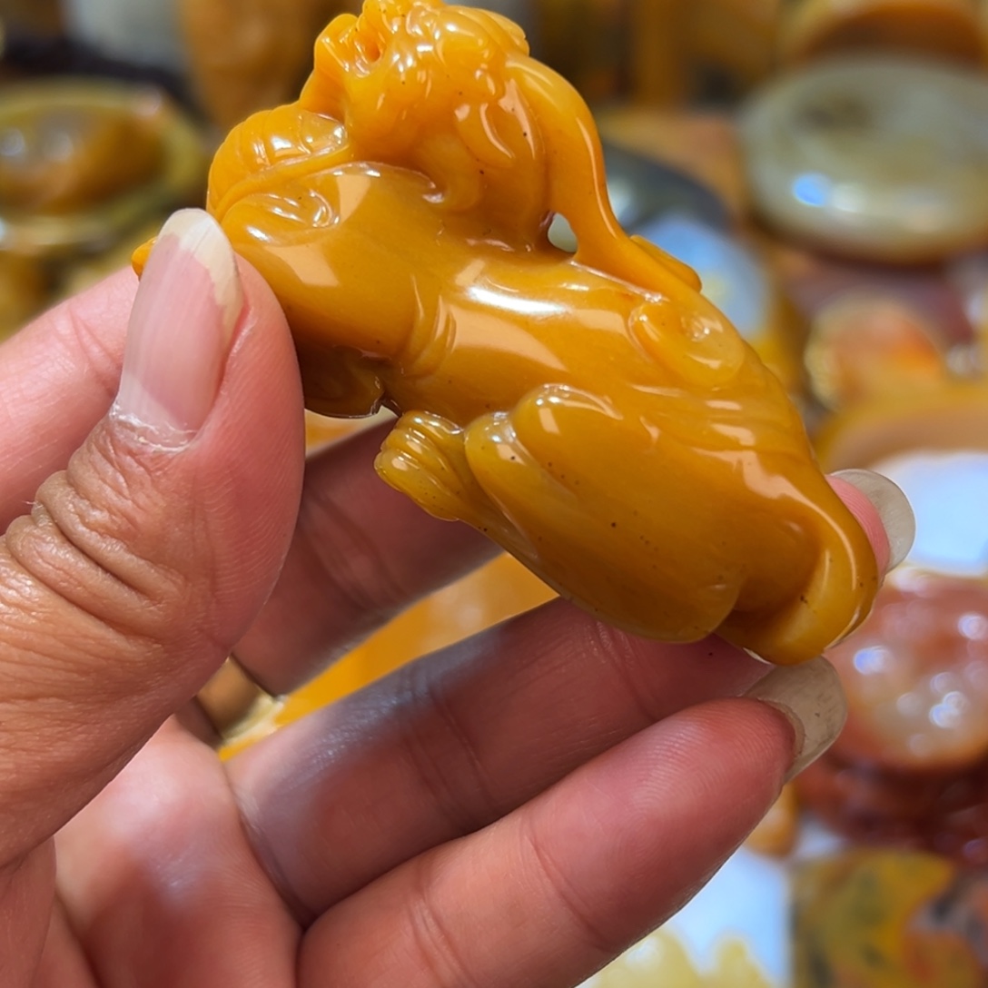 匠***司石英质玉（黄龙玉）合金颈饰