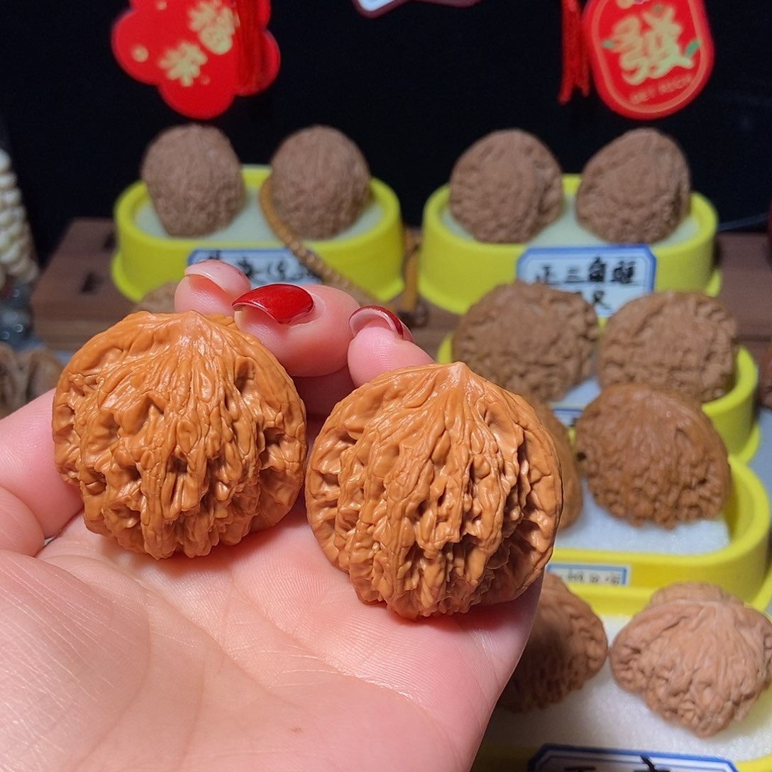 文玩核桃吊坠虎头