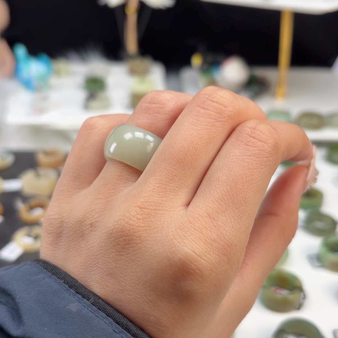 和田玉未镶嵌戒指P18奶绿轮胎16.3不退换