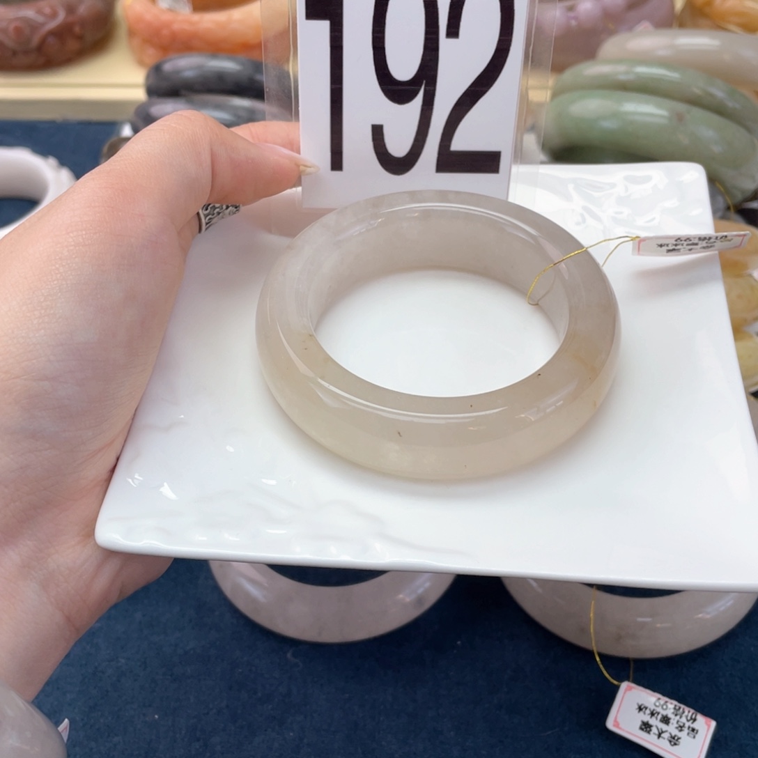 石英岩玉未镶嵌手镯