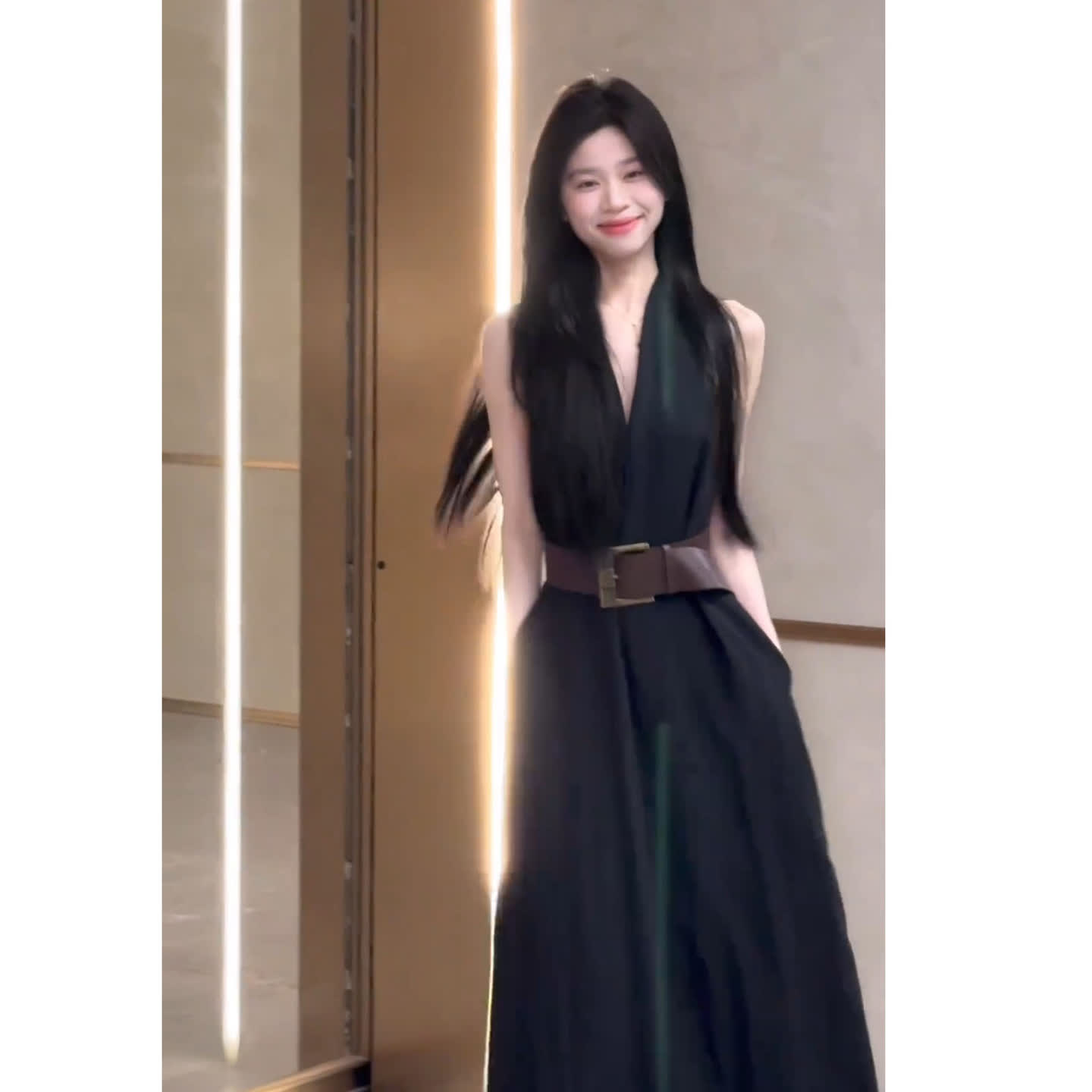 2025夏季新款v领挂脖无袖连衣裙女夏收腰显瘦气质高级感背心长裙