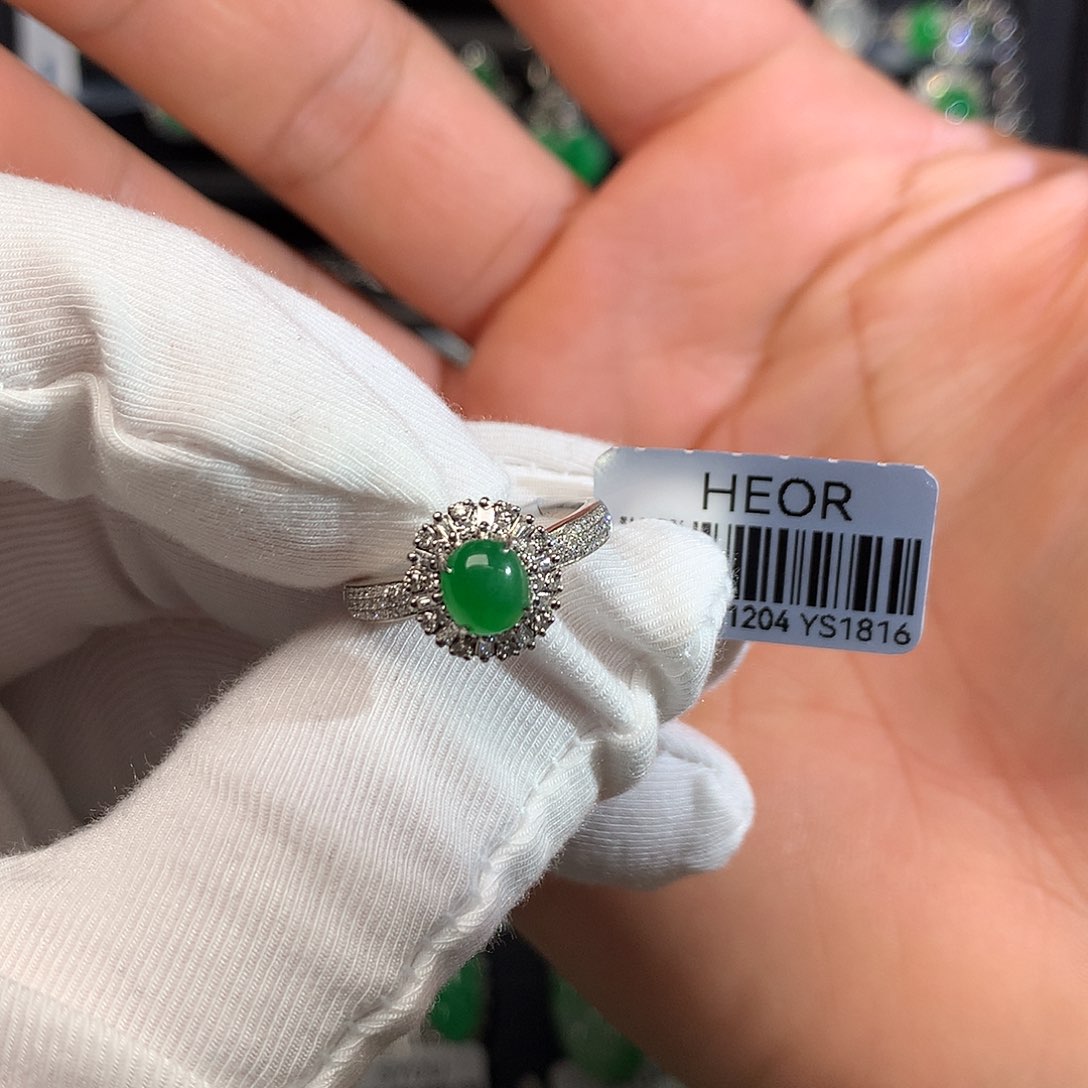 颈饰18K金镶嵌翡翠