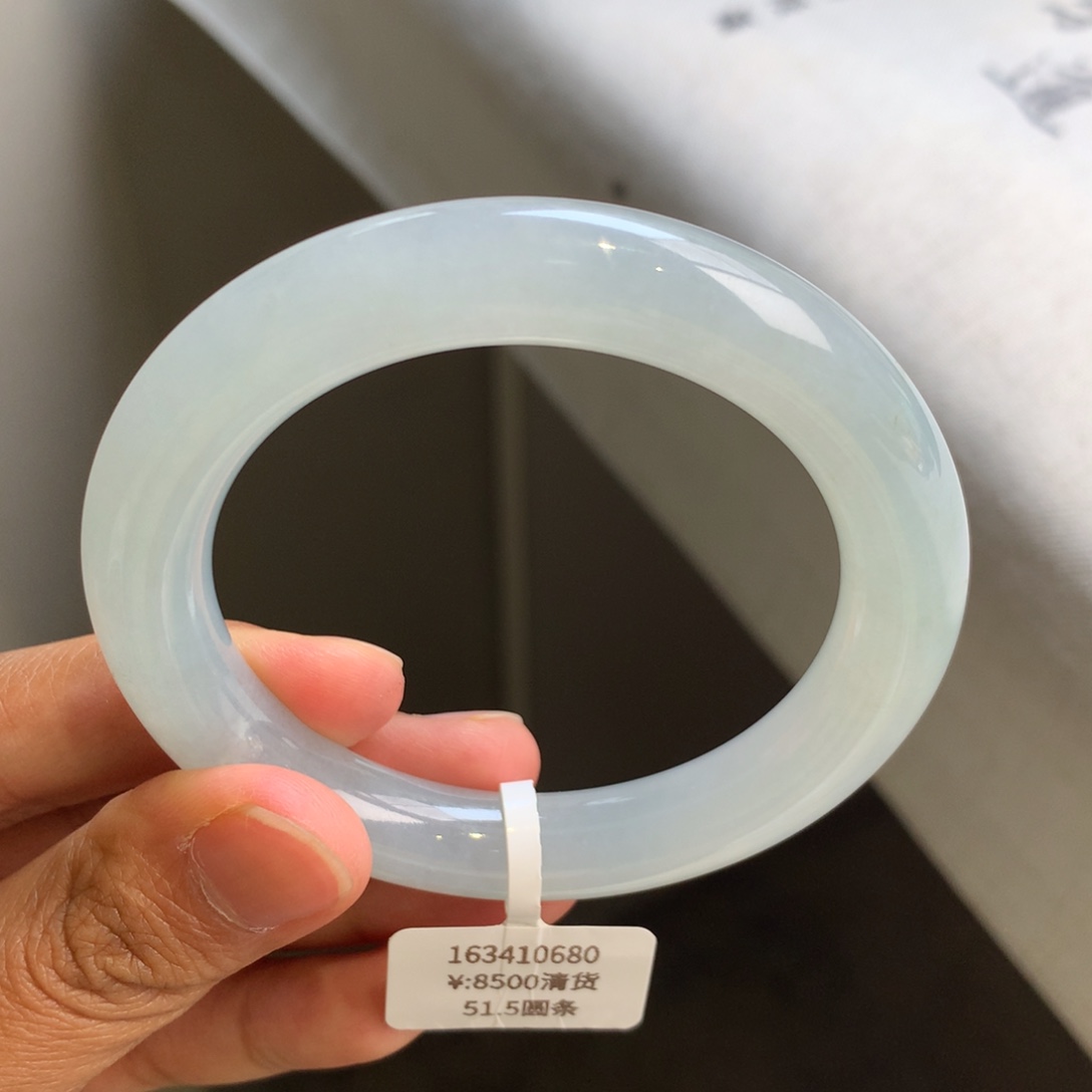 翡翠手镯未镶嵌白冰圆条（有纹漏）