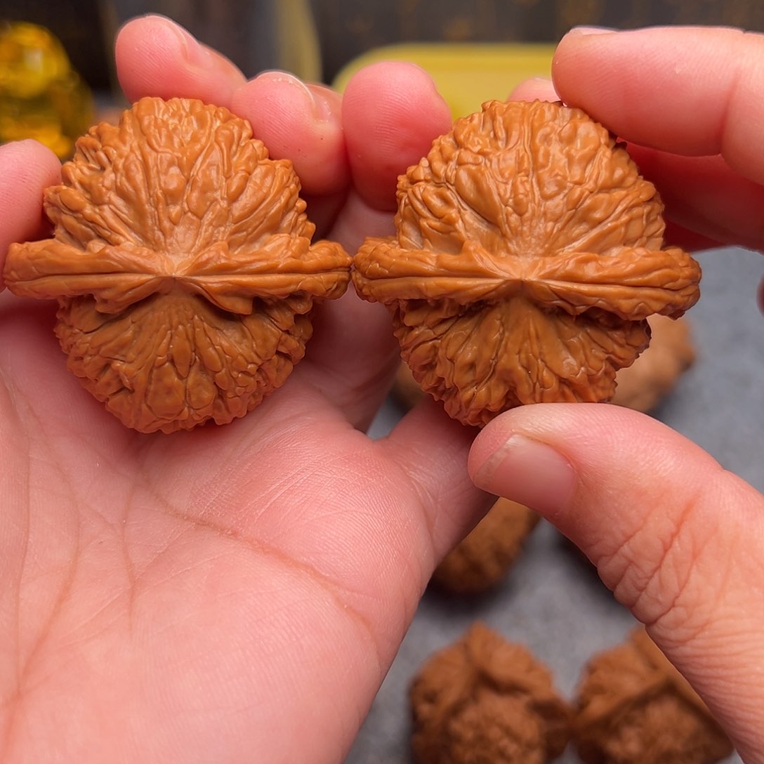 文玩核桃把件左****跳44.5全白狮子