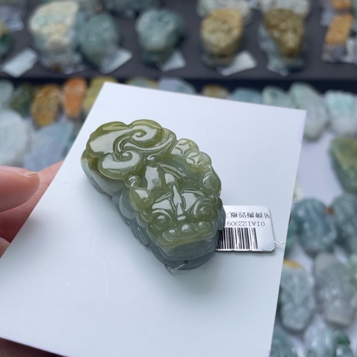 翡翠颈饰未镶嵌貔貅