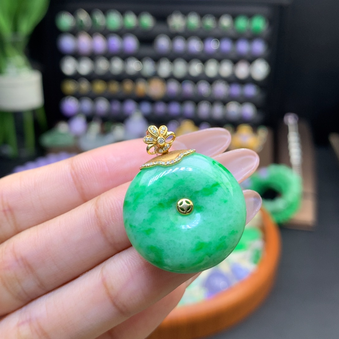 翡翠18K金镶嵌颈饰