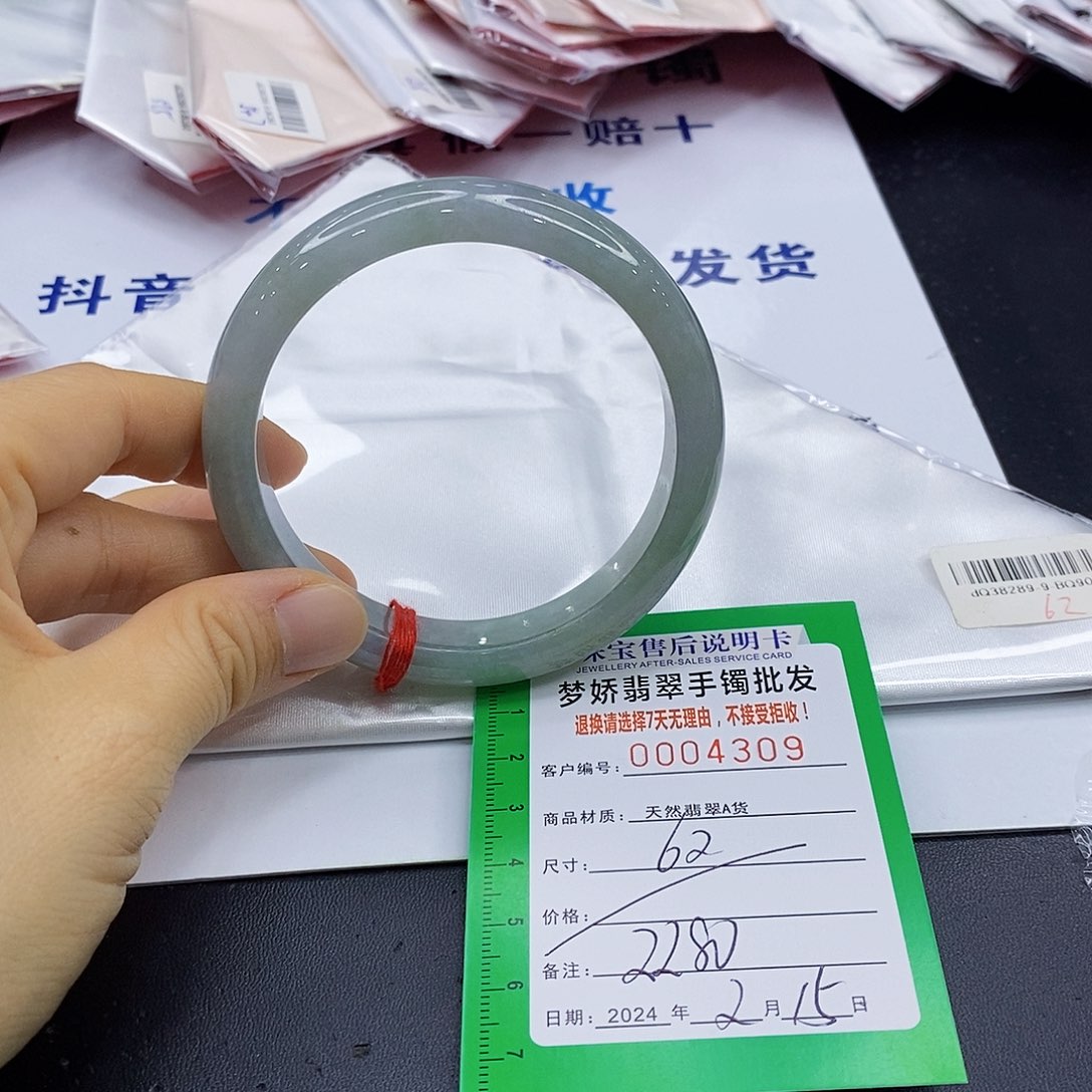 翡翠手镯未镶嵌翡翠手镯