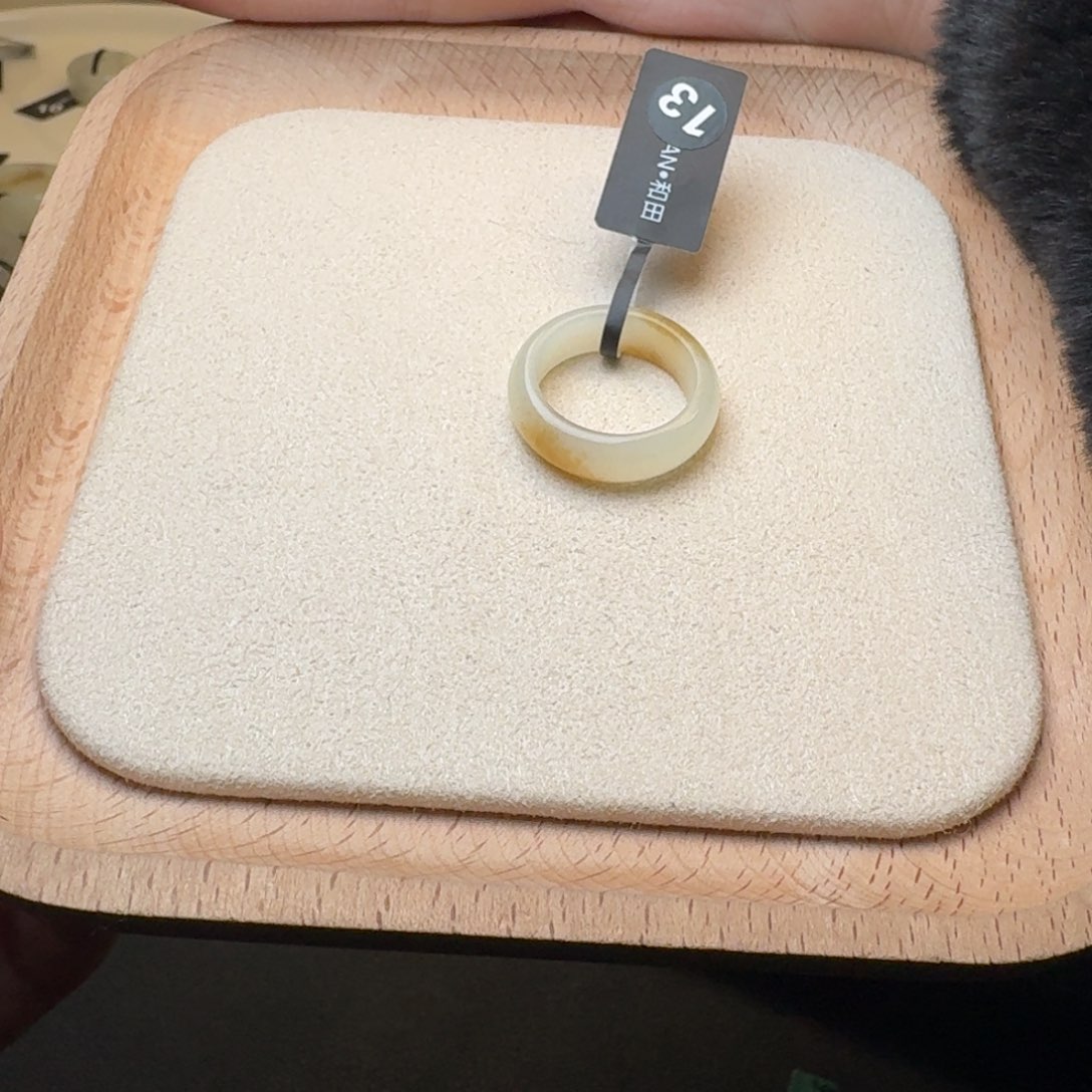 和田玉戒指未镶嵌?