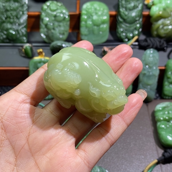 未镶嵌和田玉挂件青*王