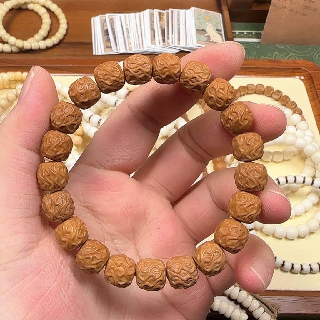 白玉菩提吊坠猴头雕刻手串