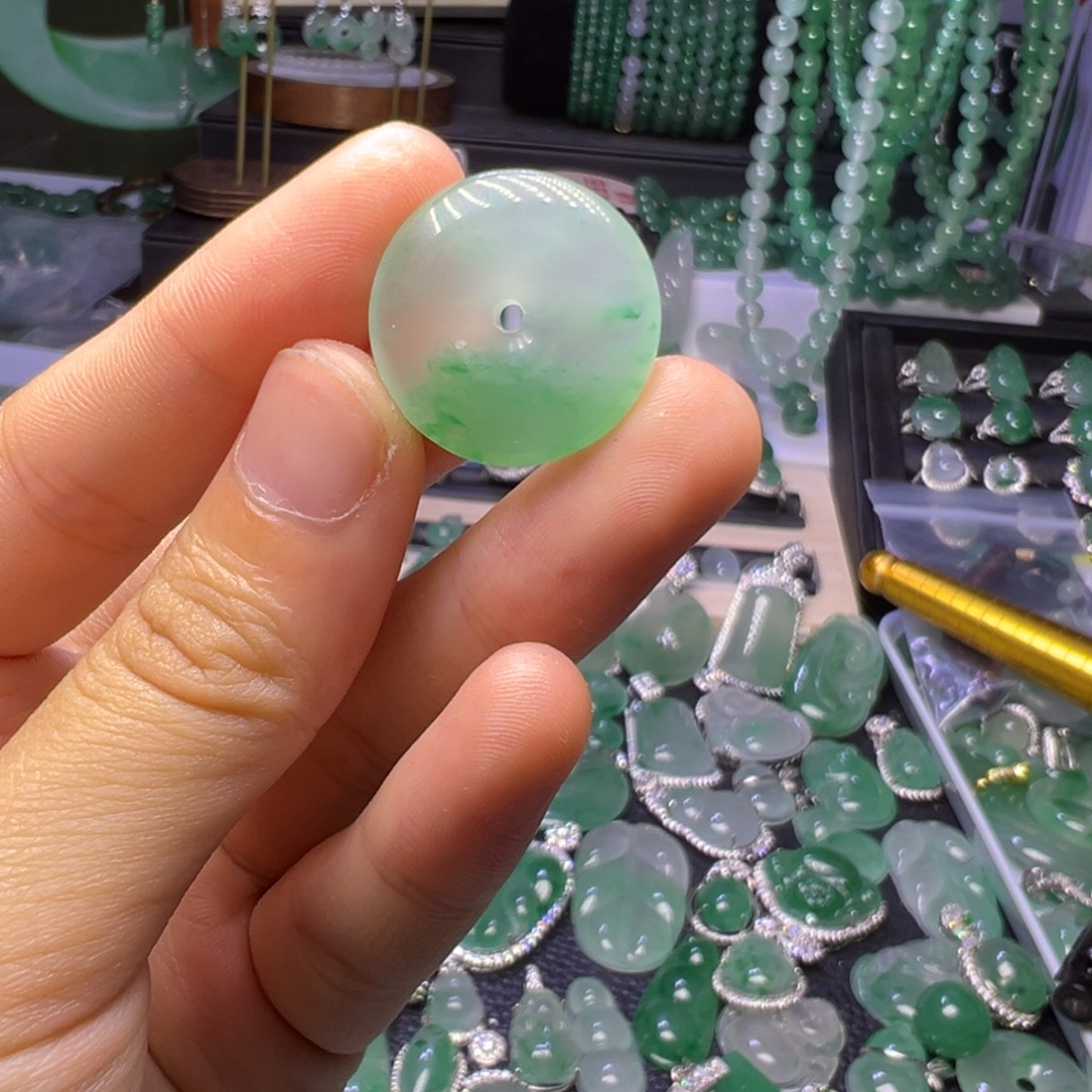 石英质玉（非洲翠）未镶嵌颈饰