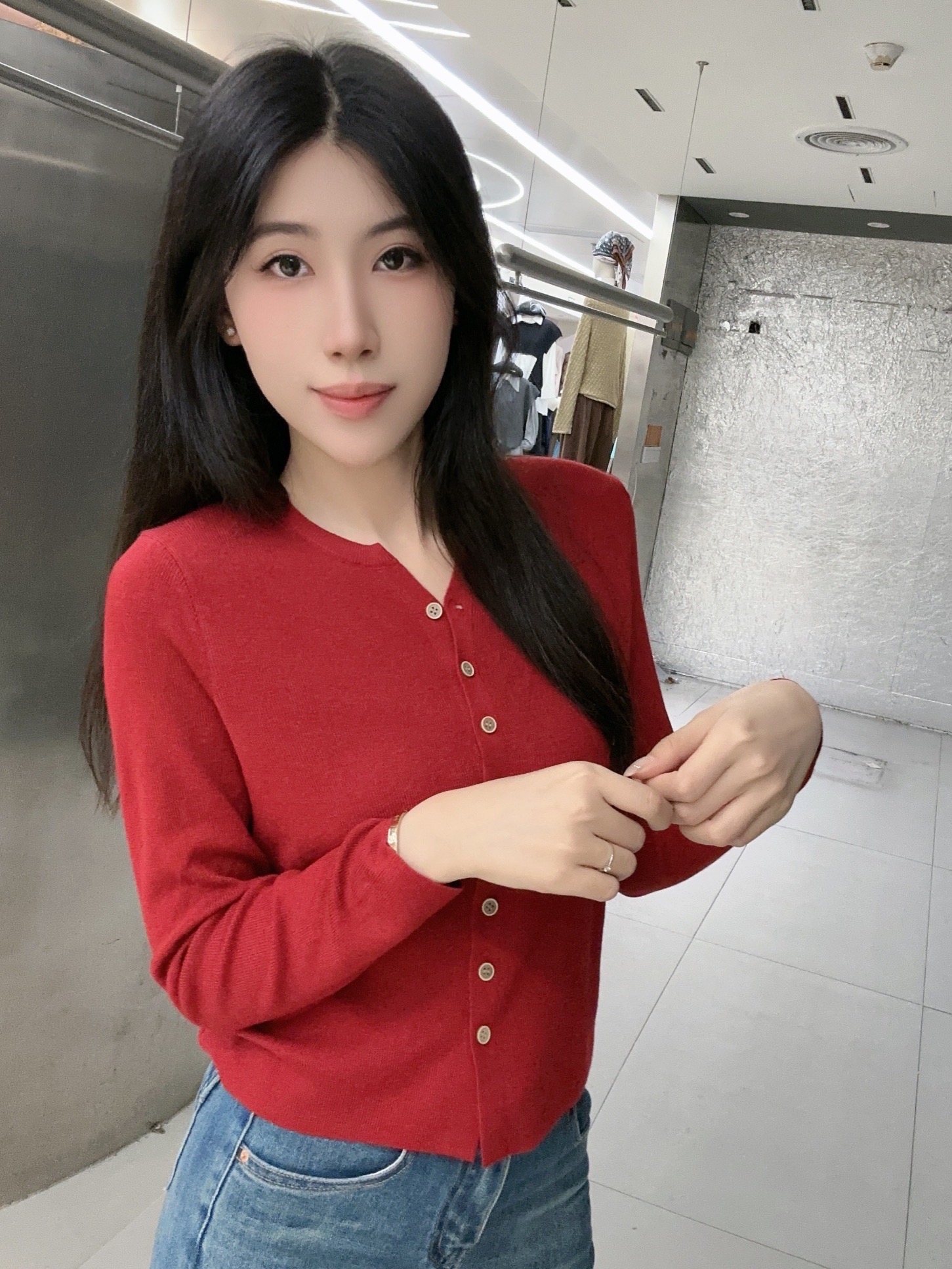 小V领开衫来啦！经典版型，气质百搭，不管单穿叠穿都超有范，速抢！ 