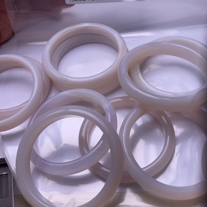 翡翠未镶嵌颈饰M****娘